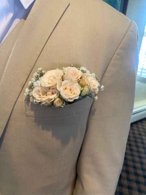 Groomsman Flower Pocket, Pocket Buttoniere, Boutineer Pocket, Pocket Boutineer, Boutineer Ideas, Pocket Boutonniere, Pocket Square Wedding, White Flower Bouquet, Tan Suit