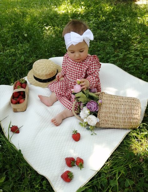 Strawberry Monthly Photo, Outdoor Strawberry Photoshoot, 7 Month Pictures, Picnic Photoshoot With Baby, First Birthday Strawberry Theme Photoshoot, May Photoshoot Ideas Baby, June Baby Monthly Picture, 8 Month Old Picture Ideas, 6 Month Milestone Picture Ideas