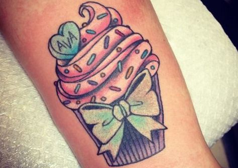 Tatuajes de dulces, caramelos y helados - http://www.tatuantes.com/tatuajes-de-dulces-caramelos-helados/ #tattoo Cupcake Tattoo Designs, Cupcake Tattoo, Matching Family Tattoos, Candy Tattoo, Cupcake Tattoos, Family Tattoo Designs, Bow Tattoo, Kawaii Tattoo, Sweet Tattoos