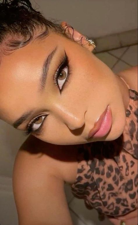 Cat Eye Smokey Makeup, Cat Eye Pink Makeup, Makeup For Leopard Outfit, Cat Like Makeup, Lepord Halloween Outfit, Vegas Makeup Ideas, Soft Cat Eye Makeup, Leopard Print Makeup, Leopard Halloween