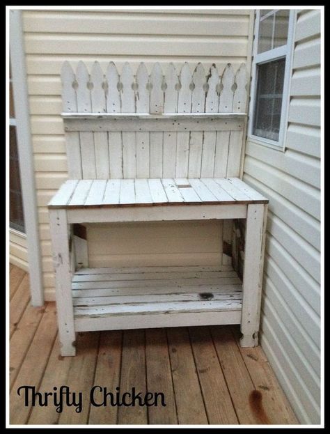 recycling old picket fencing, fences, outdoor furniture, painted furniture, repurposing upcycling, woodworking projects Upcycled Fence, Painted Garden Furniture, Potting Bench Ideas, Reclaimed Wood Diy, Potting Bench Plans, Old Fence Boards, Outdoor Potting Bench, Outdoor Organization, Fence Planters