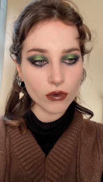 Brow Eyeshadow Look, Brown Glitter Eyeshadow Looks, Simple Dark Eyeshadow Looks, Green Eyeshadow On Green Eyes, Metallic Green Eyeshadow, Makeup Ideas Green Eyeshadow, Black Green Eyeshadow, Green Eyeshadow Red Lips, Black Green Makeup