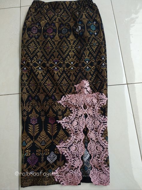 Rok batik kombi brokat 😍😍 Stayl Girl, Outfit Kebaya, Kebaya Modern Dress, Batik Kebaya, Kebaya Dress, Kebaya Muslim, Racun Shopee, Batik Fashion, Muslim Fashion Dress