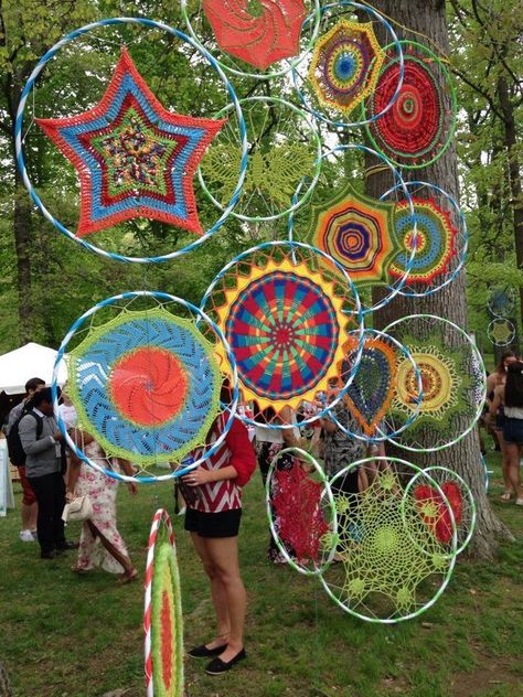 Hula Hoop Weaving, Deco Nature, Collaborative Art, Crochet Mandala, Hula Hoop, Diy Easy, Hoop Art, Teaching Art, Yarn Art