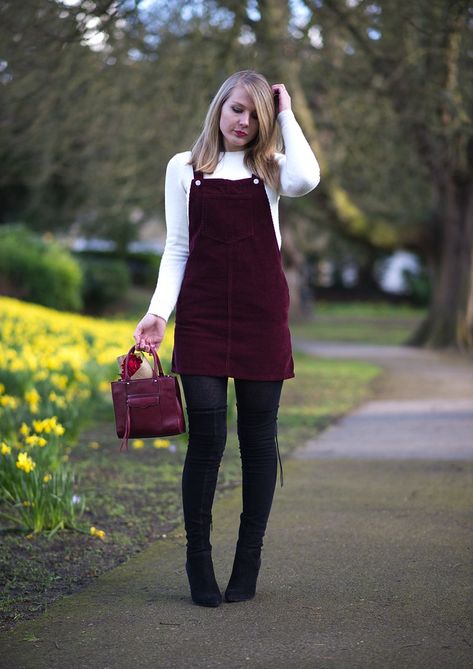 Dungaree Dress Outfit, Corduroy Dress Outfit, Burgundy Dress Outfit, Pinafore Dress Outfit, Pinafore Outfit, Style Salopette, Winter Mode Outfits, Dungaree Dress, Winter Dress Outfits