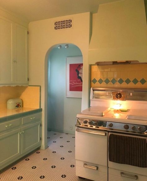 40s Kitchen Vintage, 1950 Style Home, 1950s Apartment Interior, 1950s Interior Design Kitchen, 1940s Kitchen Vintage, Retro Tile Kitchen, Retro Kitchen Flooring, Retro 60s Kitchen, 1950s Inspired Kitchen