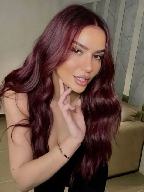 15 ideas de tintes para el cabello perfectos para piel morena 16 Maroon Hair Outfit Ideas, Wine Cherry Hair, Outfits For Burgundy Hair, Maroon Hair Burgundy Wine, Latina Glasses, Red Hair Latina, Maroon Hair Color, Red Wine Hair, Pelo Color Borgoña