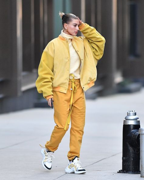 Yellow Jacket Outfit, Wardrobe Build, White Street Style, Daisy Tomlinson, Hailey Bieber Style, Hailey Baldwin Style, Sport Chic Style, Sneakers Street Style, Style Muse