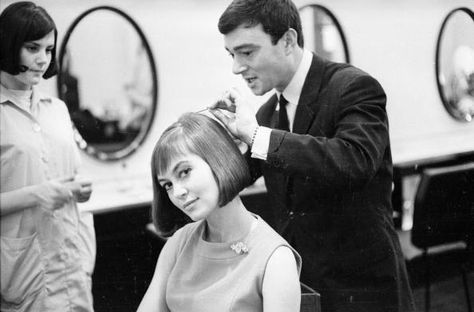 Actress Janette Scott (1963) | Vidal Sassoon Tribute: 10 Fabulous 1960s Bob Haircuts Sassoon Haircut, Vidal Sassoon Haircut, 60s Bob, Long Bob With Bangs, Julia Stone, Angled Bobs, Danny Glover, Vidal Sassoon, Mia Farrow