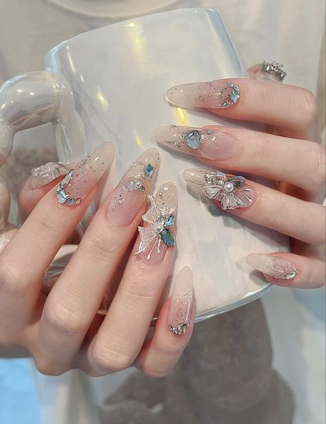 Nail Luxury Design, Korean Bling Nails, Vietnamese Nail Art, Chinese Nail Art Design, Nail Bling Designs, White Douyin Nails, Charm Nail Designs, Nail Art With Charms, Nail Charm Designs