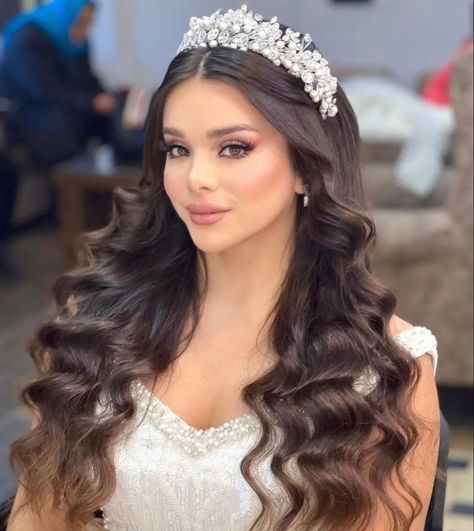 15 Años Hairstyles, Half Up Half Down Quince Hair With Crown, Head Band Wedding Hairstyle, Hair Styles With A Crown, Hollywood Waves With Crown, Bride Hair With Crown, Bridal Hairstyle With Crown, Peinados De Quinceanera Suelto, Quince Hairstyles Down