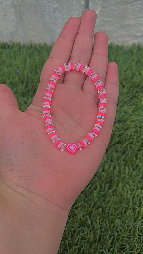 Clay Bead Bracelet Ideas Preppy Bff, Y2k Clay Bead Bracelet Ideas, Pink Bracelet Aesthetic, Pink Clay Bead Bracelet Ideas, Pink Bracelet Ideas, Girly Bracelets, Colorful Bead Bracelets, Hearts Bracelet, Clay Bead Necklace