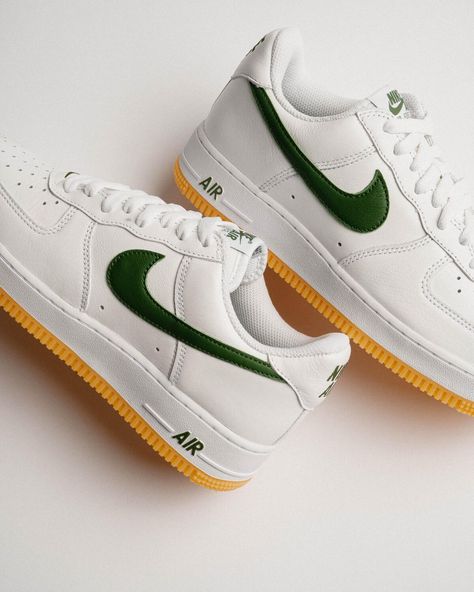 Nike Air Force 1 Low QS "Forest Green" now available online Nike Air Force 1 Low Retro, Nike Airforce1, New Sneaker Releases, Color Of The Month, Phil Knight, Green Sneakers, Sneaker Release, Nike Air Force 1 Low, Trending Sneakers