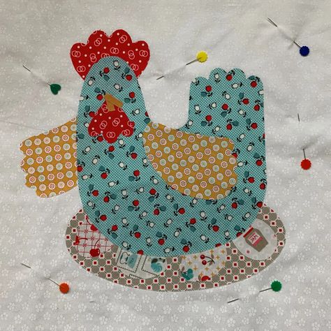 Such a cute applique block of a chicken sitting on eggs, designed by Lori Holt Lori Holt Free Patterns, Chicken Applique, Chicken Sitting, Chicken Quilt, Lori Holt, Applique Quilt, Cute Chickens, Animal Quilts, A Chicken