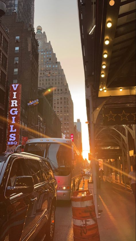 New York Golden Hour, Sunset In Nyc, Room Collage, Photography Examples, Pretty Skies, Love The Earth, New York Aesthetic, Sunset Wallpaper, Pretty Sky