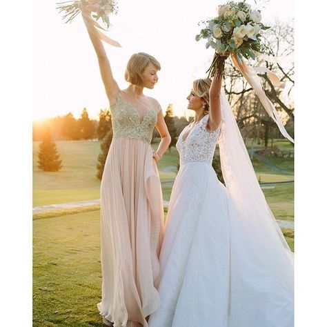 27 Best Bridesmaids Gifts Inspired by Weddings on Vogue.com Taylor Swift Wedding Dress, Bridesmaid Stuff, Robes Glamour, Bridesmaid Duties, Camila Morrone, Maid Of Honour Dresses, Pictures Wedding, Best Friend Wedding, Wedding Speech