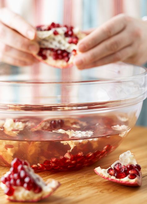 How to Cut a Pomegranate | Better Homes & Gardens Open A Pomegranate, Pomegranate Uses, Pomegranate How To Eat, Pom Juice, Pomegranate Jelly, Pomegranate Tea, Pomegranate Peel, Pomegranate Recipes, Christmas Dinner Menu