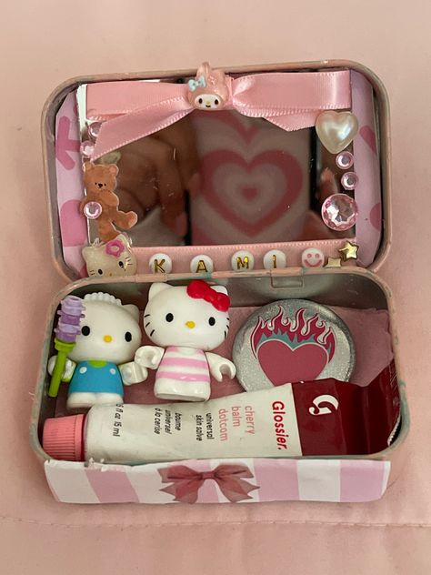 Diy Altoids Wallet, Wallet Inspiration, Mint Tin Crafts, Altoids Tins, Mint Tins, Cute Box, Hello Kitty Items, Diy Crafts To Do, Tin Gifts