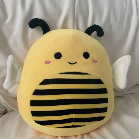 Sunny the bee baby Squishmallow Bee Squishmallow, Squishy Mellows, Lola Aesthetic, Squishmallow Aesthetic, Squishmallow Collection, Cute Squishies, Sea Cow, Grocery Foods, Bee Baby