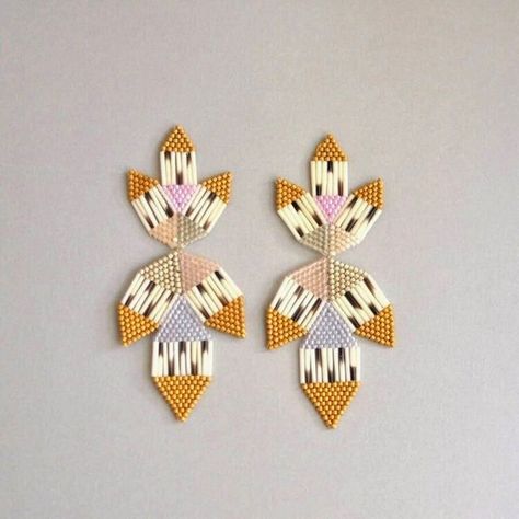 Art Foundation, Porcupine Quills, Inuit Art, Seed Beading, Beading Jewelery, Brick Stitch Earrings, Beaded Jewels, Beaded Earrings Patterns, Jewelry Design Earrings