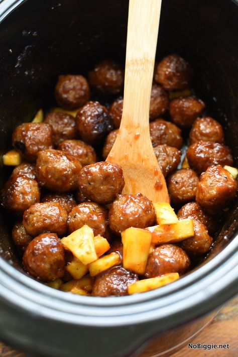 Easy Hawaiian Meatballs, Hawaiian Party Food, Hawaiian Meatballs, Luau Party Food, Luau Food, Hawaiian Recipes, Hawaiian Dishes, Crock Pot Meatballs, Hawaii Food