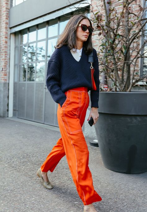 Orange Pants Outfit, Diletta Bonaiuti, Most Stylish Men, Orange Pants, Milan Street Style, Fashion Street Style, Pants Style, Oversized Pullover, Street Style Inspiration