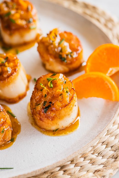 Perfect Seared Scallops with Citrus Butter - Le Petit Eats April Recipes, Citrus Butter, Scallop Appetizer, Clementine Recipes, How To Cook Scallops, Scallop Dishes, Coconut Curry Sauce, Pan Seared Scallops, Seared Scallops