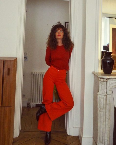 4,692 Me gusta, 32 comentarios - Eléonore (@eleonore.leojeanne) en Instagram: "🕺🏻" Pop Of Red Outfit, Monochromatic Looks, Red Flare, Reading Rainbow, Autumn Fits, 1990's Fashion, Outfits 2022, Red Pants, Red Outfit