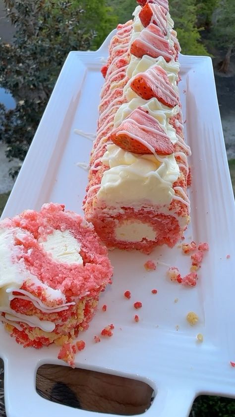 Strawberry Shortcake Cheesecake, Dessert Sushi, Sushi Roll Recipes, Sushi Cake, Cake Roll Recipes, Strawberry Dessert Recipes, Strawberry Shortcake Recipes, Shortcake Recipe, Vegetarian Cake