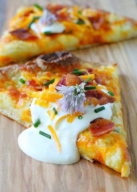 Supreme Mashed Potato Pizza by Foodtastic Mom Healthy Pizzas, Mashed Potato Pizza, Pizza Popcorn, Pizza Focaccia, Pizza Oven Recipes, Woman Cooking, Scrabble Word, Pizza Vegana, Potato Pizza