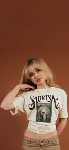 Sabrina Carpenter Wallpaper Lockscreen, Trendy Lockscreens, Espresso Sabrina Carpenter Wallpaper, Celebrity Wallpaper Iphone, Sabrina Carpenter Wallpaper Iphone, Sabrina Carpenter Lockscreen, Sabrina Carpenter Aesthetic Wallpaper, Celebrity Lockscreen, Aesthetic Lockscreens Iphone Wallpapers