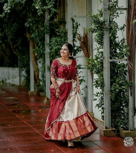 Half Saree Pics Poses, Kerala Traditional Engagement Dress, Half Saree Poses Photoshoot Ideas, Hindu Engagement Dress Kerala, Kerala Half Saree Designs, Kerala Couples, Half Saree Designs South Indian, Kerala Engagement Dress, Wedding Matching Outfits