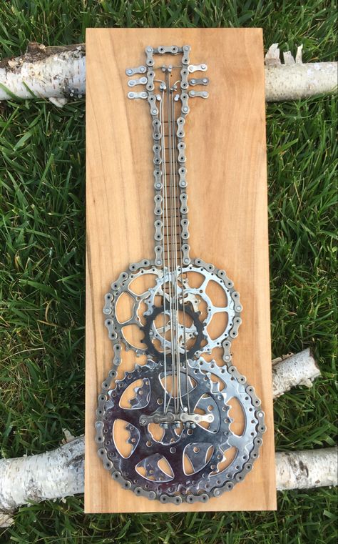 Cycle Chain Art, Bike Chain Crafts, Decorative Guitar, Bicycle Parts Art, Cycle Chain, Bicycle Crafts, Chain Art, Bicycle Chains, Bicycle Chain