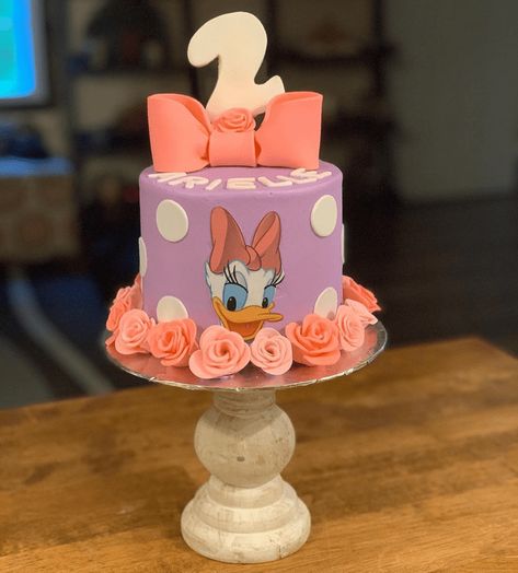 Daisy Duck Birthday Party Ideas 1st, Daisy Duck Party Decorations, Minnie And Daisy Birthday Cake, Daisy Duck Birthday Party Ideas, Daisy Duck Birthday Party, Duck Cake Design, Duck Birthday Cake, Daisy Duck Cake, Cake Duck