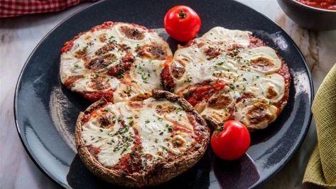 Mushroom Caps Are The Perfect Base For Gluten-Free Pizza Mini Margarita Pizza, Personal Pizza Recipe, Portobello Mushroom Pizza, Portobello Pizza, Mushroom Pizza Recipes, Pizzas Recipe, Portobello Mushroom Burger, Margarita Pizza, Grilled Portobello