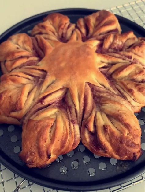 Christmas Star Twisted Bread Twisted Bread, Bread Wreath, Bread Jam, Star Bread, Garlic Cheese Bread, Bread Shaping, Culinary School, Delicious Treats, Raspberry Jam