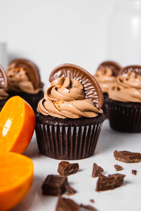 Chocolate Orange Cupcakes {Easy & Indulgent} Chocolate Orange Ganache, Orange Ganache, Easy Chocolate Cupcake Recipe, Chocolate Orange Cupcakes, Crumble Cookie Recipe, Cupcakes Easy, Orange Buttercream, Winter Baking, Terry's Chocolate Orange