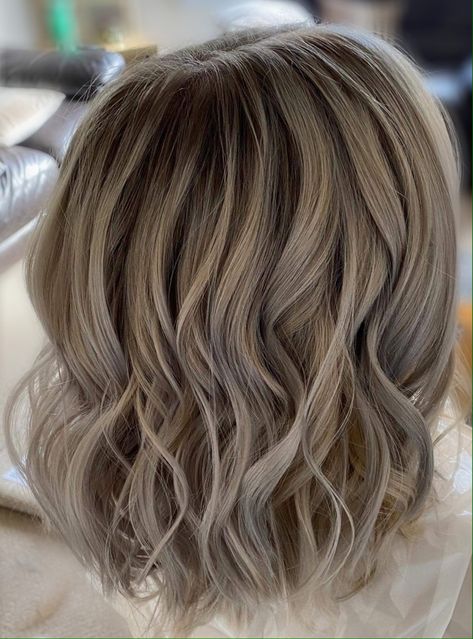 Ash Beige Blonde Short Hair, Mushroom Blonde Bob, Ash Brown Balayage Light Blonde, Curly Ash Blonde Hair, Ash Blonde Balayage Bob, Ash Blonde Balayage Short, Blonde Balayage Short, Wavy Bob Hair, Ash Blonde Hair With Highlights