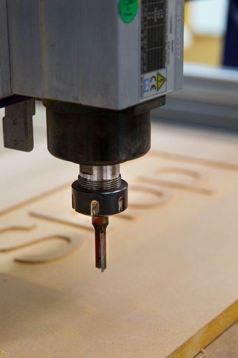 SkillBuilder- anatomy of the cnc (computer numerical control) router Cnc Router Plans, Cnc Machine Projects, Hobby Cnc, Jet Woodworking Tools, Cnc Router Projects, Diy Cnc Router, Router Cnc, Router Projects, Woodworking Saws