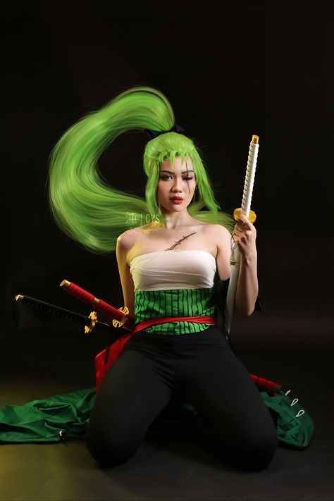 Zoro cosplay ONE PIECE Zoro One Piece Cosplay Female, Zoro Costume Women, Female Zoro Cosplay, Zoro Cosplay Girl, Zoro One Piece Cosplay, One Piece Cosplay Female, Cosplay Zoro, Female Zoro, One Piece Halloween Costume