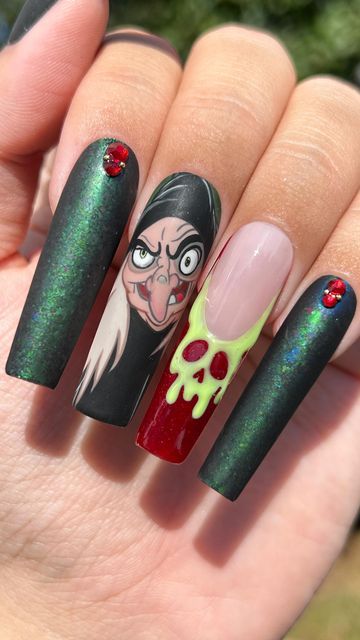 Villain Nail Art, Snow White Nails Acrylic, Snow White Nails Designs, Evil Queen Nails, Poison Apple Nails, Disney Villain Nails, Apple From Snow White, Villain Nails, Cat Claw Nails