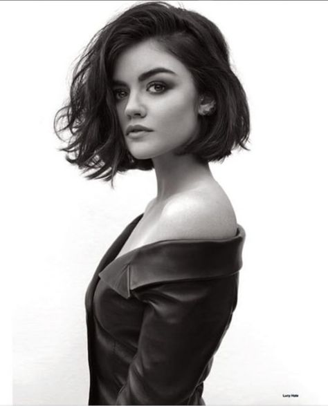 Chin length thick bob Lucy Hale Short Hair, Bob Lung, Wavy Bob Hairstyles, Penteado Cabelo Curto, Lucy Hale, Haircut For Thick Hair, Hair Envy, Bob Hairstyle, Great Hair