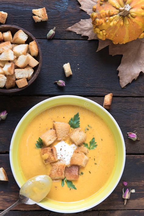 Pumpkin Soup Plating, Cream Of Pumpkin Soup, Croutons Homemade, Healthy Halloween, Milk Cream, Cream Soup, Homemade Pumpkin, Soup Plating, Pumpkin Soup