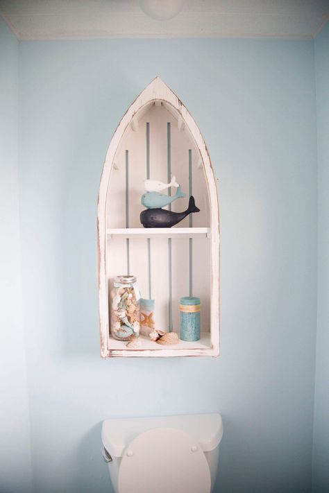 Coastal Apartment Decor, Boat Shelf, Coastal Apartment, Coastal Bathroom Decor, Shelf Light, Restaurant Vintage, Coastal Table, Deco Marine, Whale Decor