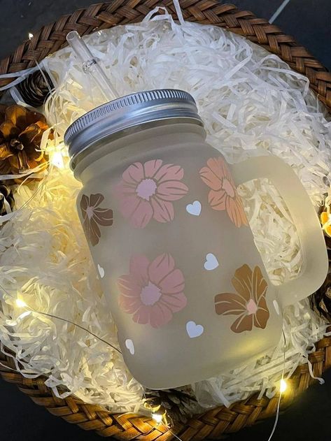 Glass Jar Gift Ideas, Christmas Glass Jars, Vaso Yeti, Aesthetic Cups, Coffee Mason Jar, Frosted Mason Jars, Mason Jar Design, Crafts With Glass Jars, Flowers Winter