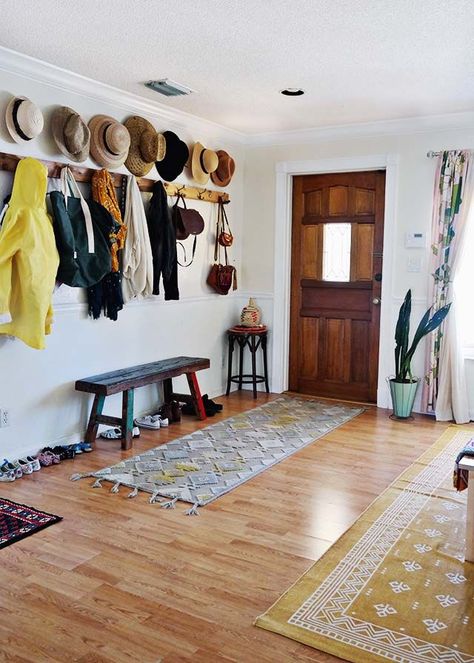 Rugs Lately Boho Entryway, Home Decor Sites, Farmhouse Entryway, Foyer Design, Entry Way Design, Deco Boheme, Small Entryway, House Things, Room Layout