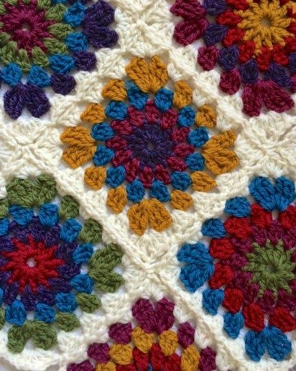 Circle Centred Crochet Granny Square - Free Pattern Crewel Embroidery Patterns, Crochet Blanket Afghan, Crochet Granny Square, Afghan Patterns, Crewel Embroidery, Baklava, Crochet Granny, Granny Square, Embroidery Patterns