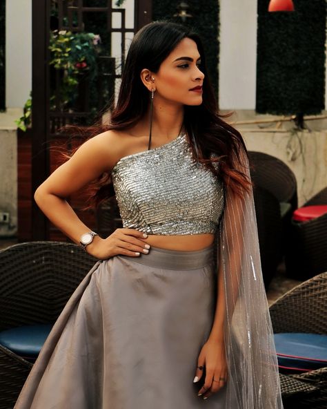 Silver Blouse Designs For Lehenga, Contouring Jawline, Dress Stitching Pattern, Silver Dress Outfit, Long Skirt Outfits Aesthetic, Sequin Dress Outfit, Outfit Traditional, Cropped Outfits, Skirt Outfits Aesthetic