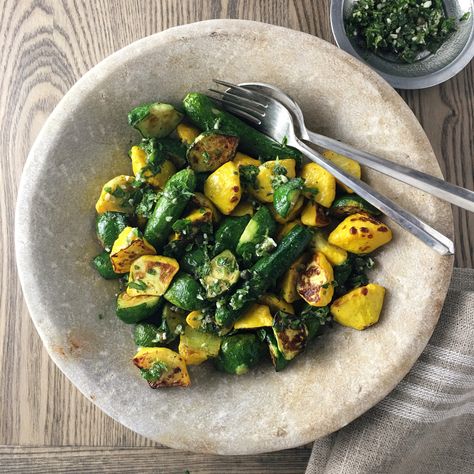 Baby pattypan squash and zucchini with caper gremolata Baby Squash, Pattypan Squash, Jicama Slaw, Squash And Zucchini, Veggie Main Dishes, Paleo Sides, Warm Salad, Squash Salad, Zucchini Squash