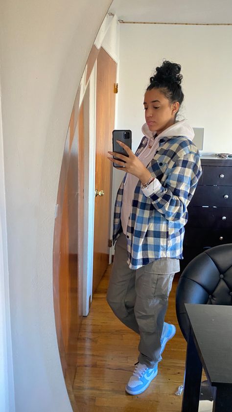 Cargos And Flannel Outfit, Flannel And Sneakers Outfit, Flannel And Cargo Pants Outfits, Flannel And Hoodie Outfits Women, Flannel Over Hoodie Outfit Women, Hoodie With Flannel Outfit, Hoodie Under Flannel, Flannel Sweater Outfit, Oversized Flannel Outfits Leggings